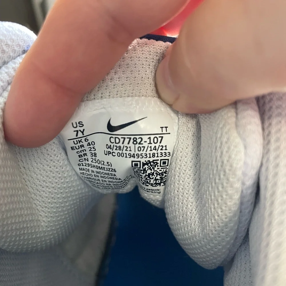 Nike youth basketball shoes EUC - Picture 4 of 5